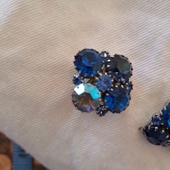 Vintage style retro Austrian crystal clip on 50s type earrings - Picture 2 of 4